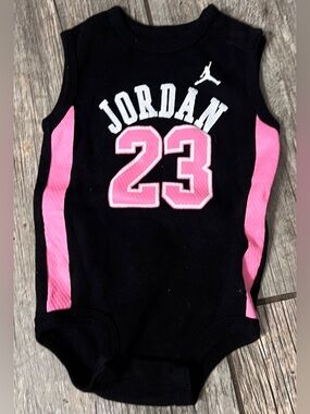 Jordan Brand Infant Bodysuit Black/Pink
Jumpman Swoosh 0-6mo